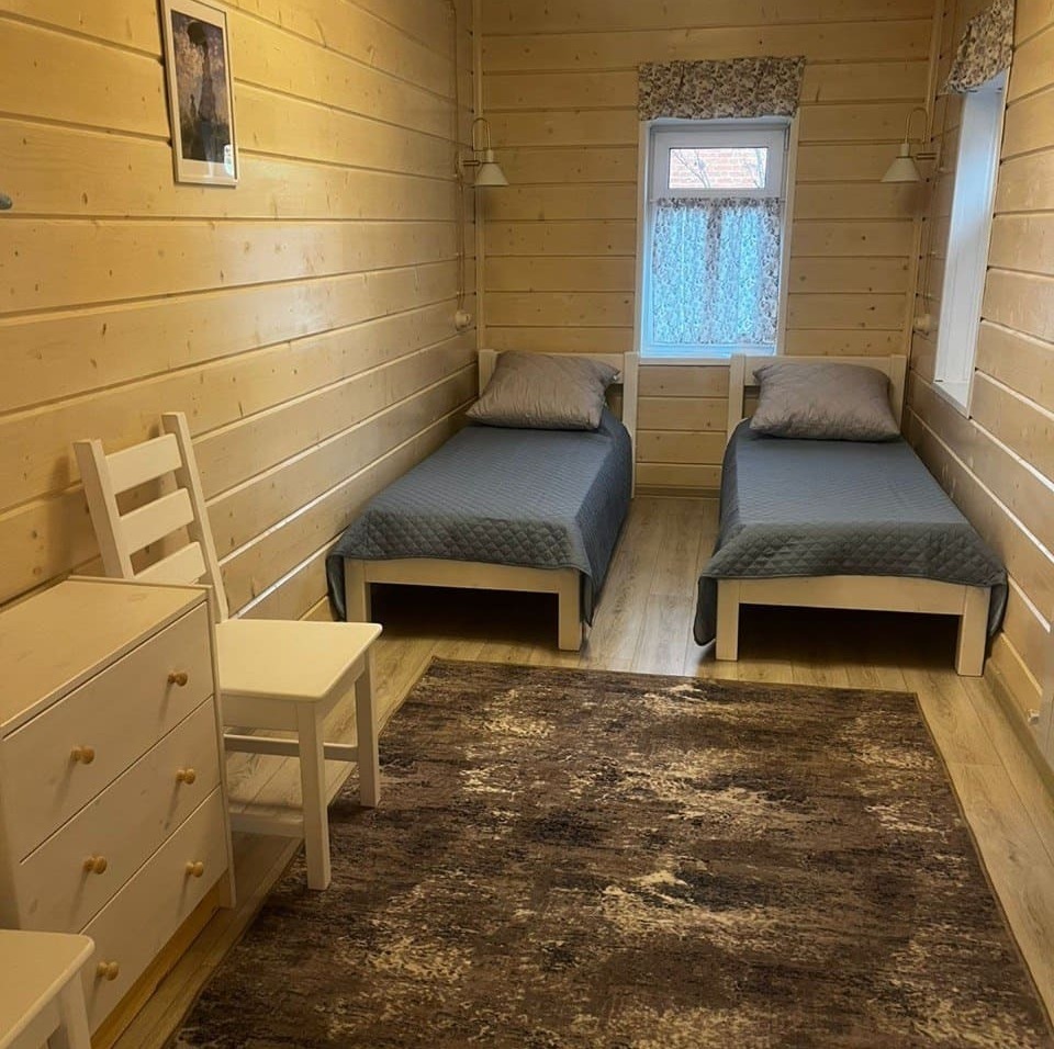 две односпальных кровати