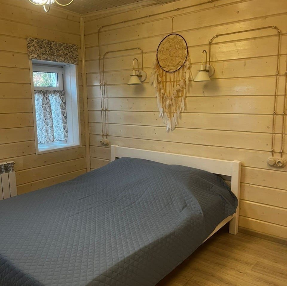 Двуспальная кровать в отдельной комнате