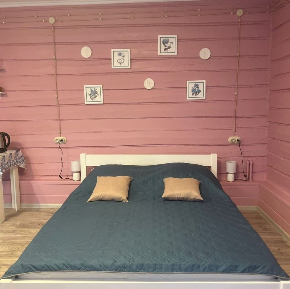 Двуспальная кровать в студии