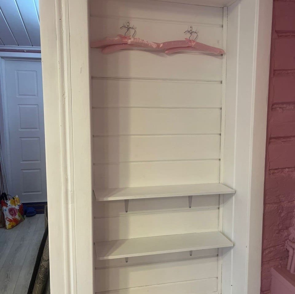 Шкаф с вешалками