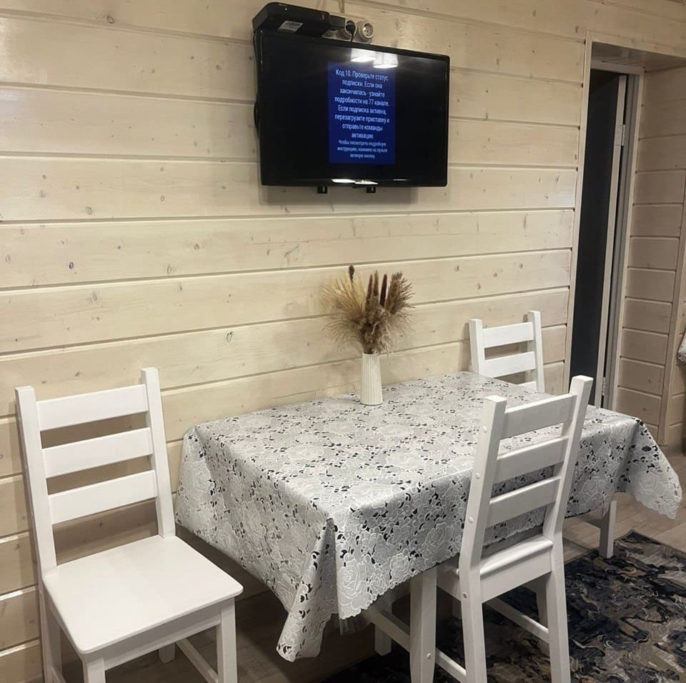 Стол и телевизор